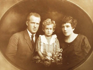 Юрій Тютюнник з дружиною Вірою та старшою донькою Ольгою Юрій Тютюнник з дружиною Вірою та старшою донькою Ольгою