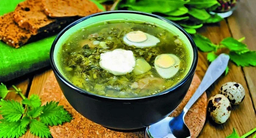 Зелений борщ з кропивою