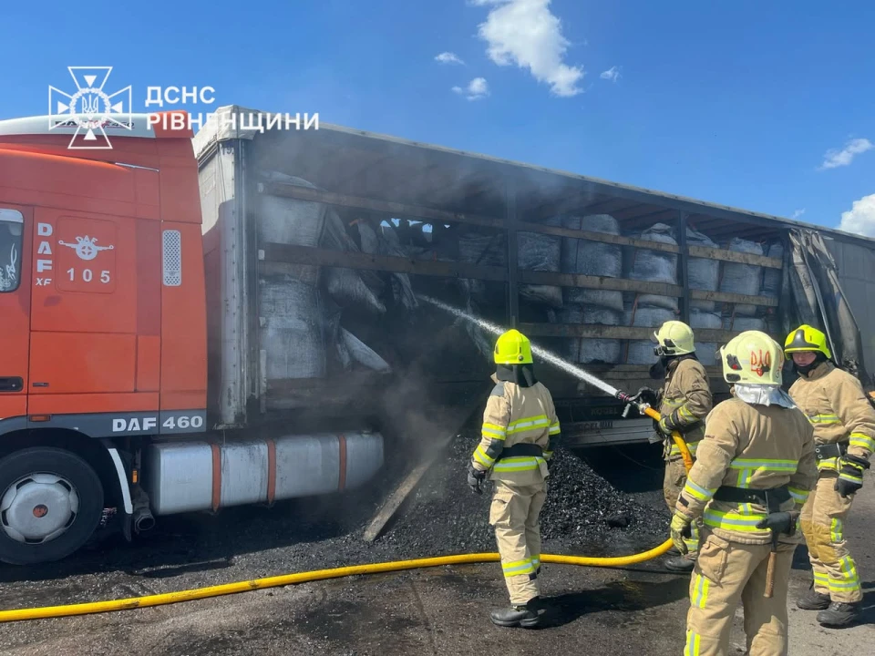 У Рівному горіла фура, завантажена вугіллям
