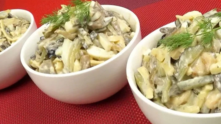 Салат з куркою, грибами та сиром