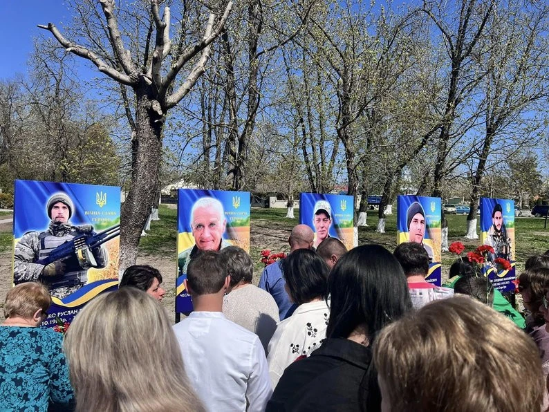 У громаді на Хмельниччині відкрили Алею Слави загиблих у російсько-українській війні захисників