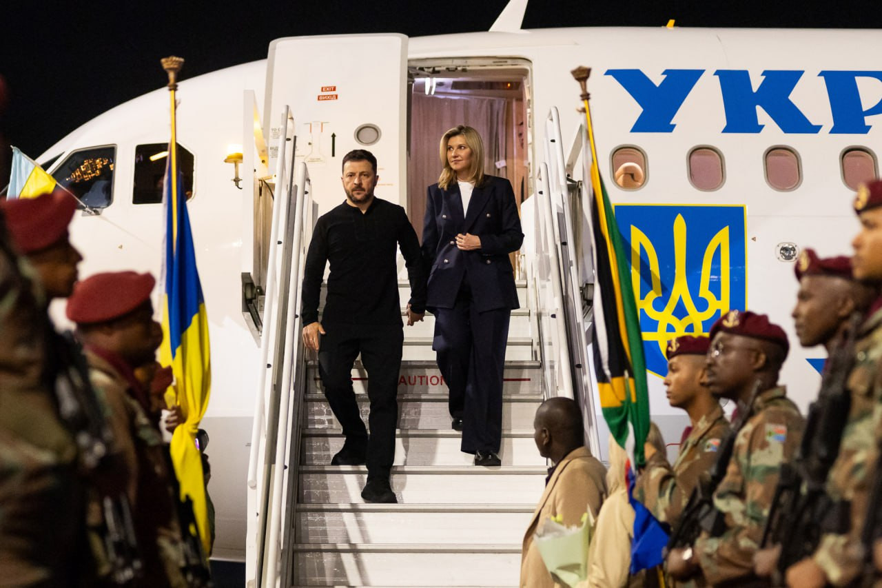 Президент Володимир Зеленський з першою леді Оленою Зеленською прибули до ПАР Президент Володимир Зеленський з першою леді Оленою Зеленською прибули до ПАР