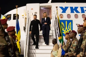 Президент Володимир Зеленський з першою леді Оленою Зеленською прибули до ПАР Президент Володимир Зеленський з першою леді Оленою Зеленською прибули до ПАР