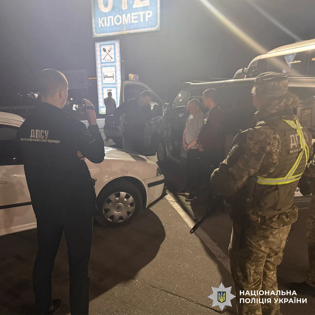Шукав військовозобов’язаних і допомагав їх виїхати з України: на Львівщині викрили ще одну схему