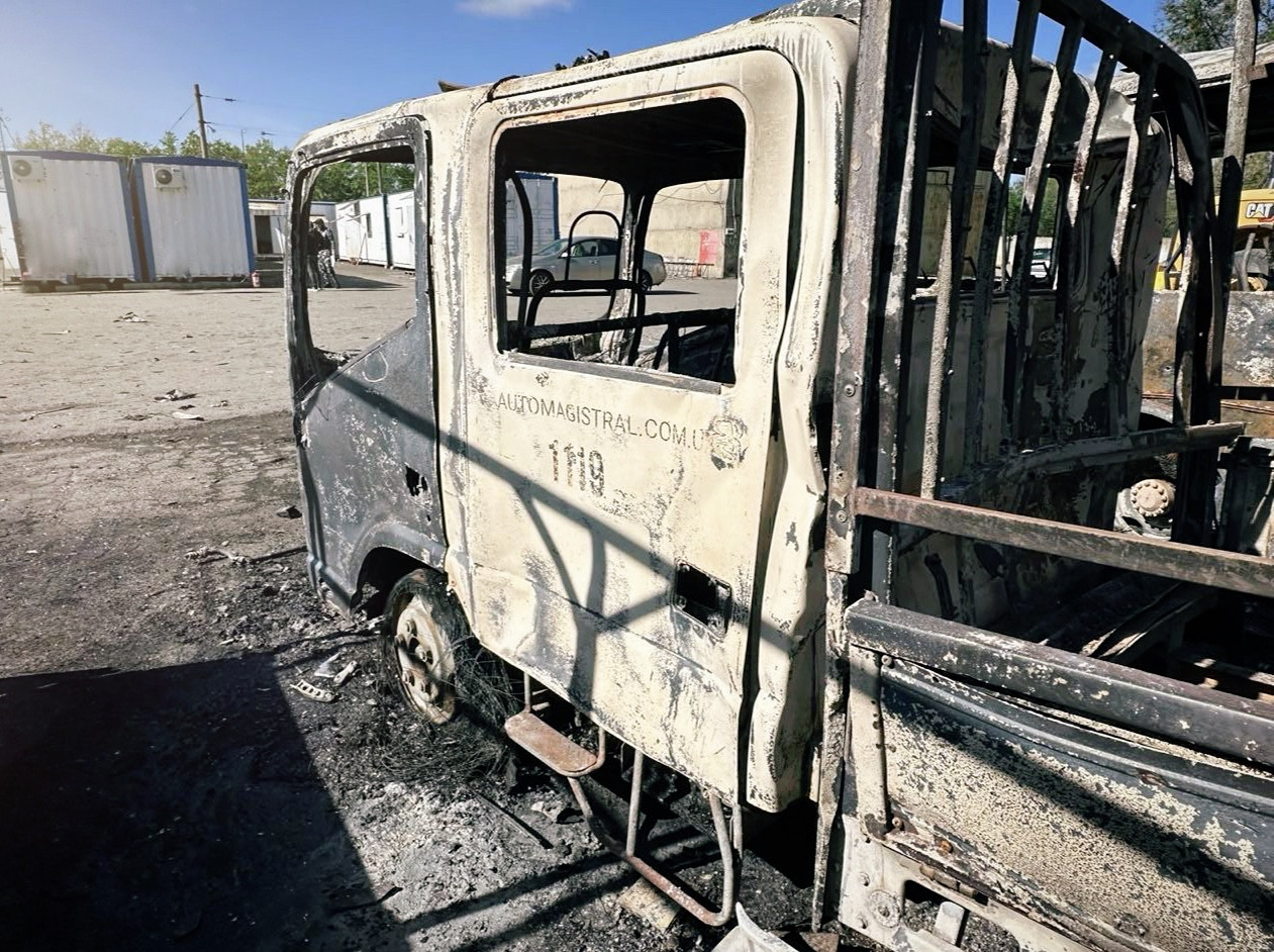 we.ua - РФ атакувала на Дніпровщині підприємство, яке ремонтує прифронтові дороги: поранено працівників
