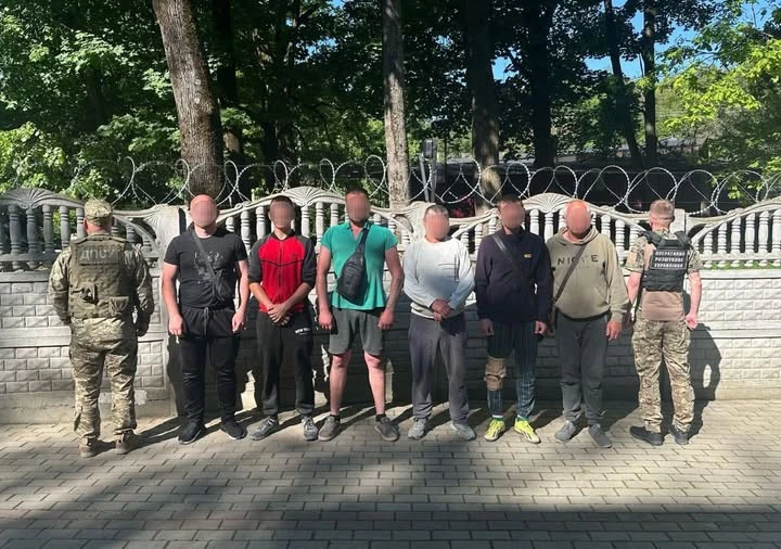 Біля кордону зі Словаччиною затримали групу чоловіків, які кілька тижнів готувалися до втечі