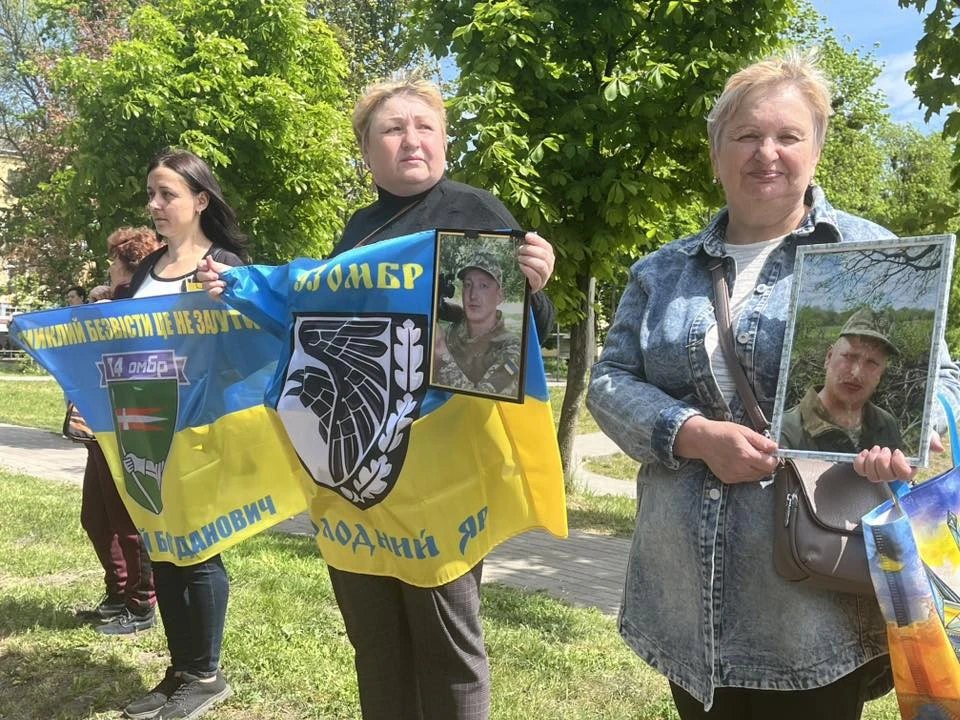 У Шептицькому рідні безвісти зниклих та полонених захисників організували мовчазну акцію