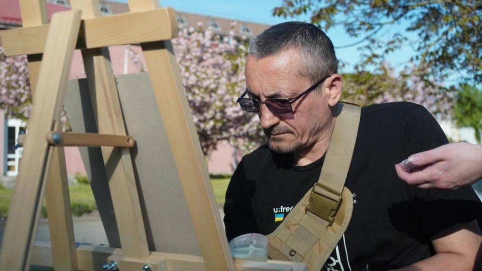 У Франківську до дня міста ветерани малюють серію картин із сакурами