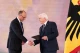 Канцлер Фрідріх Мерц отримує офіційний документ про призначення на посаду від президента Німеччини Франка-Вальтера Штайнмаєра у замку Бельвю 6 травня 2025 року в Берліні
