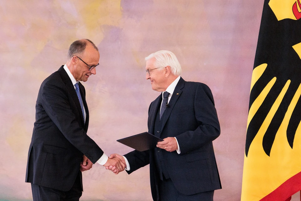 Канцлер Фрідріх Мерц отримує офіційний документ про призначення на посаду від президента Німеччини Франка-Вальтера Штайнмаєра у замку Бельвю 6 травня 2025 року в Берліні