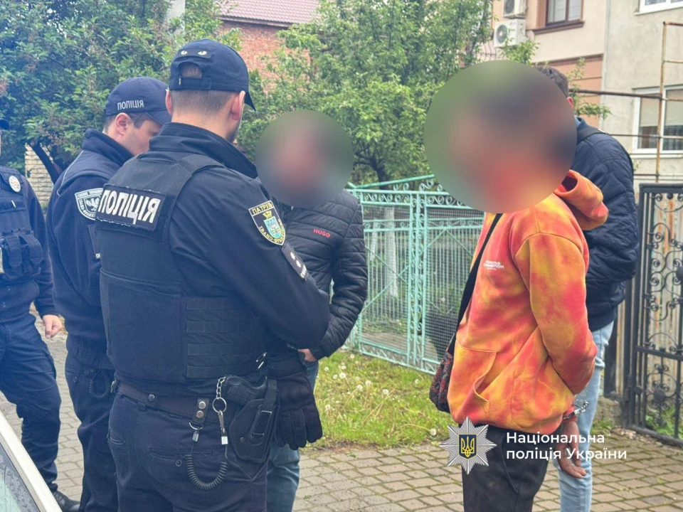 Накинулися з битою та бензопилою: на Прикарпатті стався конфлікт між двома водіями