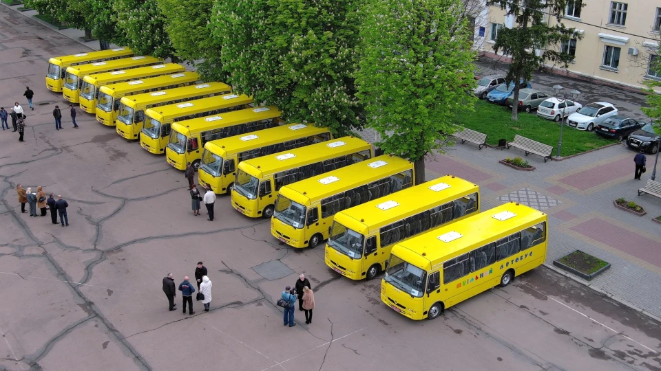 До Дня Європи громади Хмельниччини отримали 12 нових шкільних автобусів