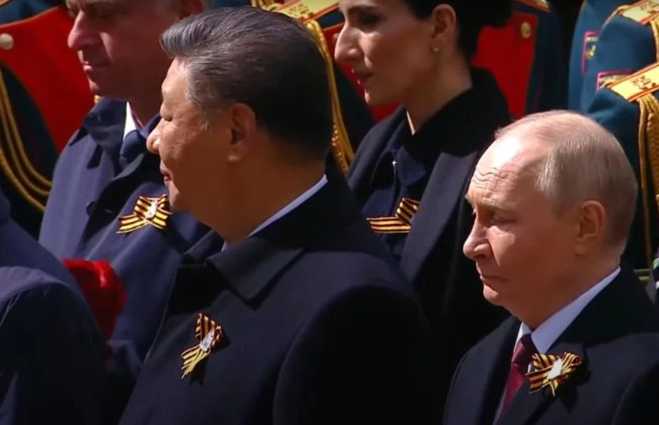 Путін та Сі Цзіпін на параді у Москві (9 травня 2025 року)