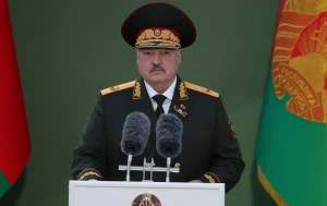 Лукашенко приймає парад у Мінську (вечір 9 травня 2025 року) Лукашенко приймає парад у Мінську (вечір 9 травня 2025 року)