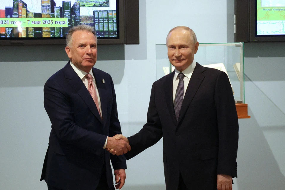 Володимир Путін тисне руку посланнику президента США Дональда Трампа Стіву Віткоффу під час зустрічі в Санкт-Петербурзі 11 квітня 2025 року