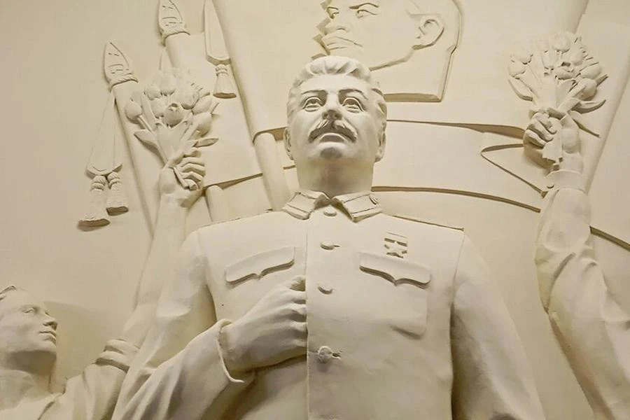 барельєф Сталіна у метро Москви