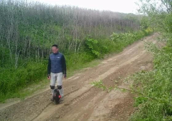 Прикордонники затримали закарпатця, який на моноколесі прямував у бік Словаччини