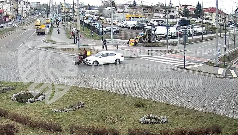 Біля залізничного вокзалу у Львові авто збило кур’єра: камери зафіксували момент зіткнення