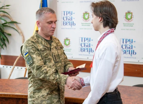 вручення нагороди сину Павла Габшія