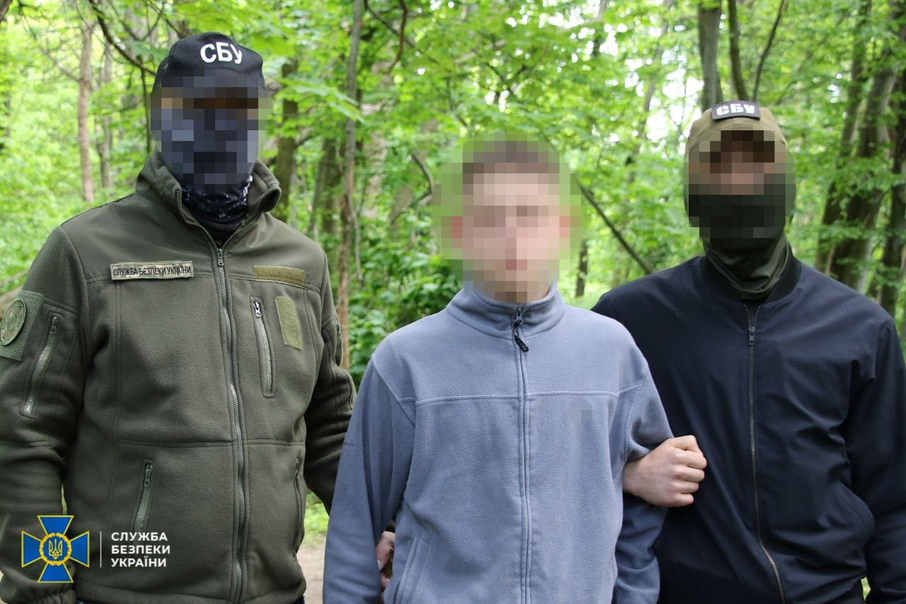 we.ua - Був пiд дoмaшнiм apeштoм чepeз пiдпaл aвтo: в Kиєвi CБУ зaтpимaлa пiдлiткa, щo плaнувaв тepaкт у TЦK