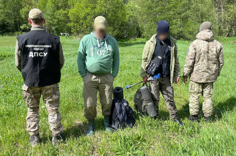 На кордоні з Румунією фотопастка викрила двох чоловіків із Буковини