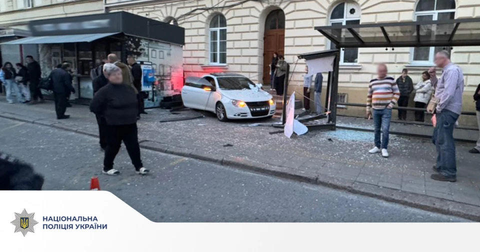 У Львові водій Volkswagen в'їхав у зупинку, постраждала дівчина