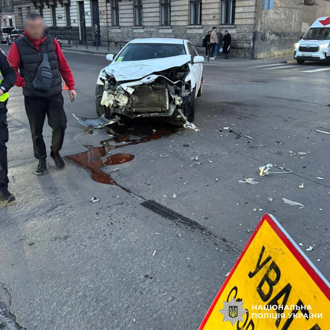 У Львові водій Volkswagen в'їхав у зупинку, постраждала дівчина