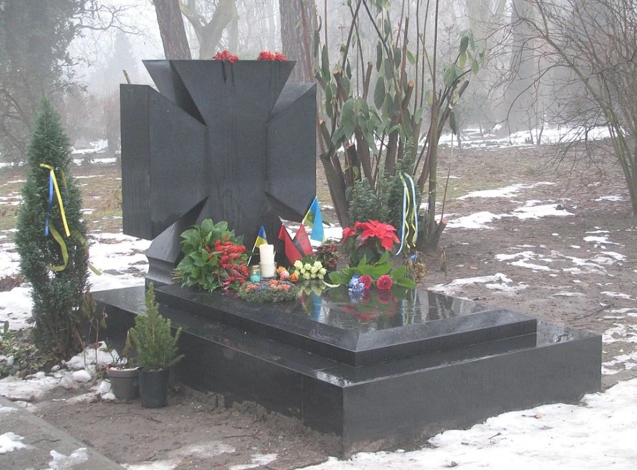 Фатальна коробка цукерок “від друзів”: 87 років тому по-зрадницьки вбили голову ОУН Євгена Коновальця