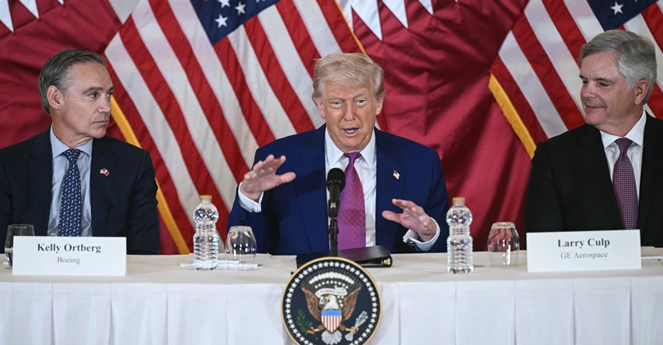 Дональд Трамп, що сидить між Келлі Ортберг, президентом і генеральним директором Boeing (ліворуч), і Ларрі Калпом, генеральним директором GE Aerospace