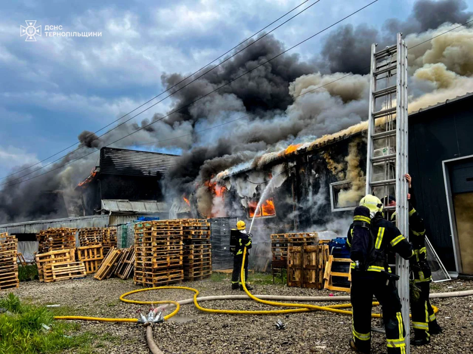 У Тернополі сталась масштабна пожежа у магазині та на складі