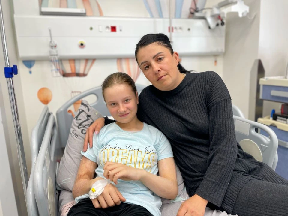 У Львові американський пластичний хірург допоміг 13-річній дівчинці, яка 10 років бореться зі слідами від опіків