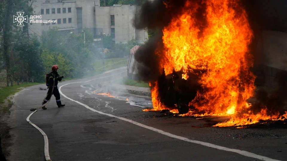 У Львові на ходу спалахнуло авто