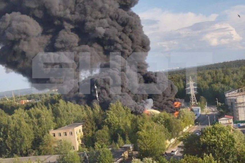 У російському Красногорську (Московська обл., РФ) горить виробництво гумового взуття