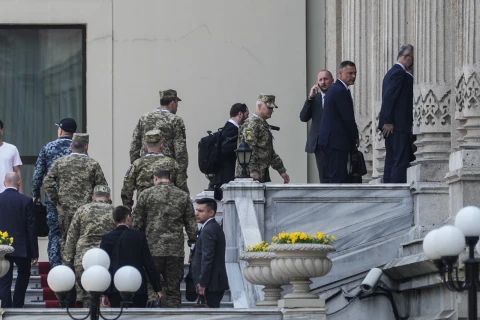 Делегації починають прибувати до палацу Сіраган для переговорів між Росією та Україною в Стамбулі, Туреччина, 02 червня 2025 рок