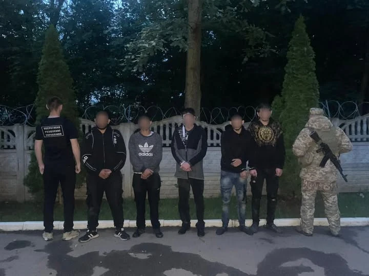 На кордоні зі Словаччиною затримали групу чоловіків, яких вів неповнолітній провідник