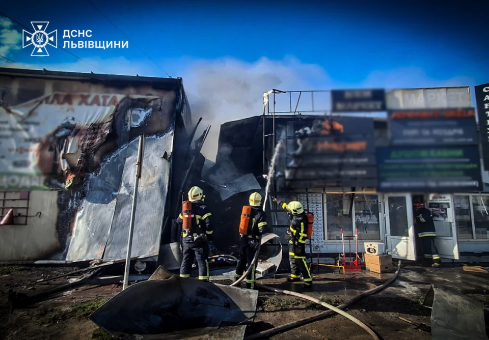 У Львові 43 пожежники гасили торговельний павільйон