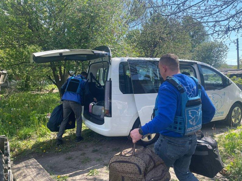 Волонтери гуманітарної місії "Проліска" вивозять людей з прикордоння Сумщини/Фото: Суспільне Суми
