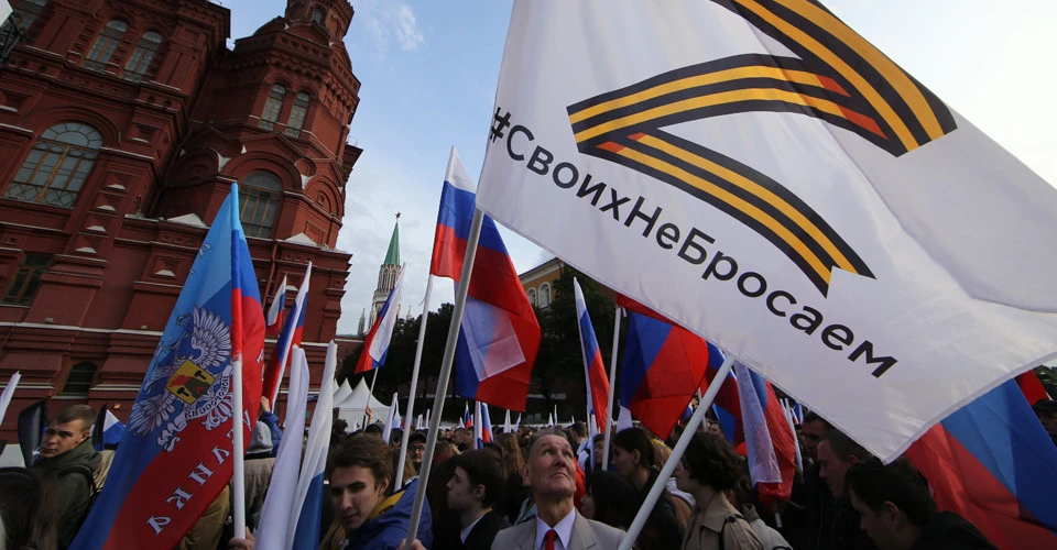 прапор з літерою "Z" під час мітингу на Манежній площі перед Кремлем 23 вересня 2022