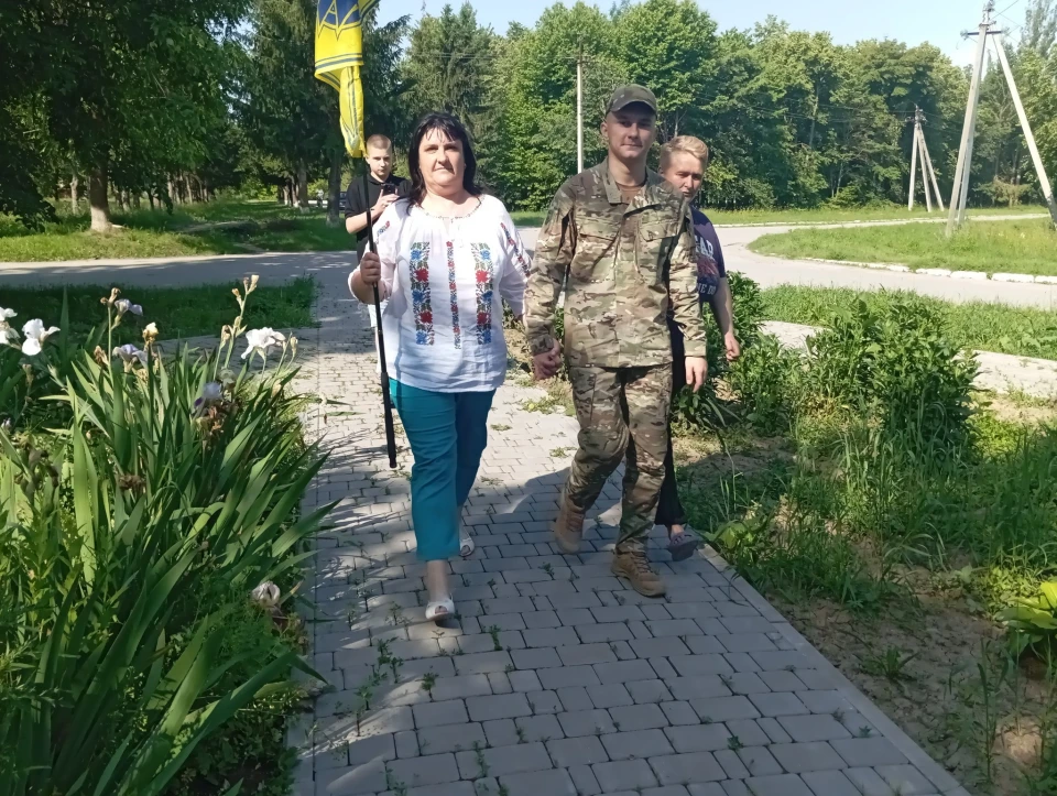 У громаді на Хмельниччині зустріли оборонця Маріуполя, який після 3 років полону повернувся додому