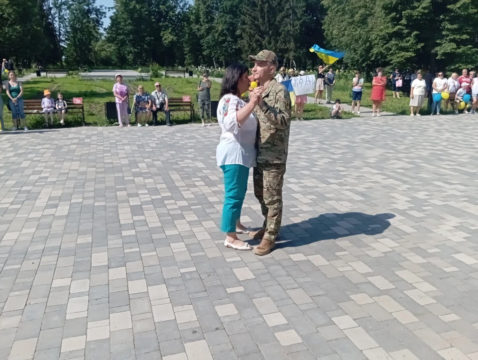У громаді на Хмельниччині зустріли оборонця Маріуполя, який після 3 років полону повернувся додому