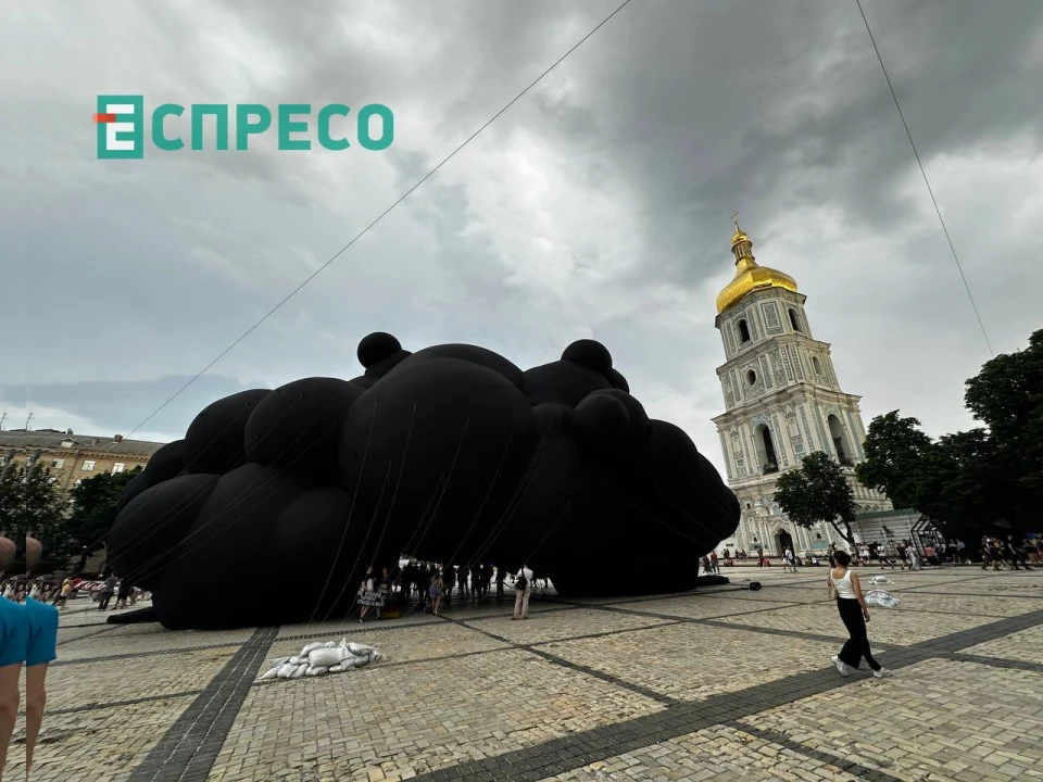у Києві презентували інсталяцію "Чорна хмара"
