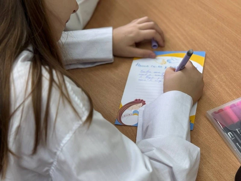 Тернопільські школярі передали листи підтримки та подарунки учням прифронтового Миколаєва