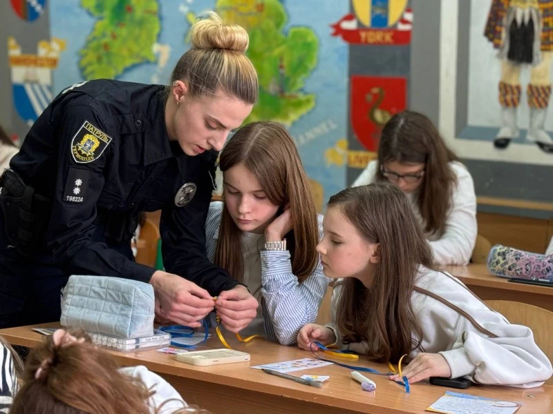Тернопільські школярі передали листи підтримки та подарунки учням прифронтового Миколаєва