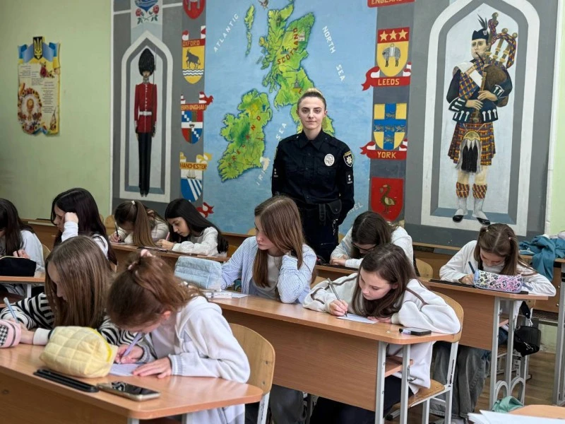 Тернопільські школярі передали листи підтримки та подарунки учням прифронтового Миколаєва