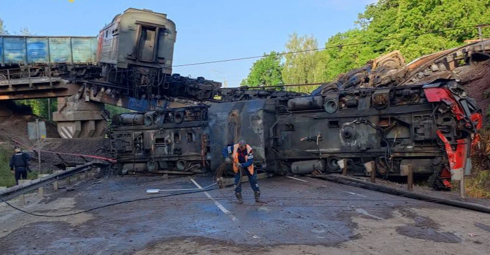 пошкоджені вагони та локомотив російського поїзду після сходу з рейок у Брянській області 1 червня 2025 року