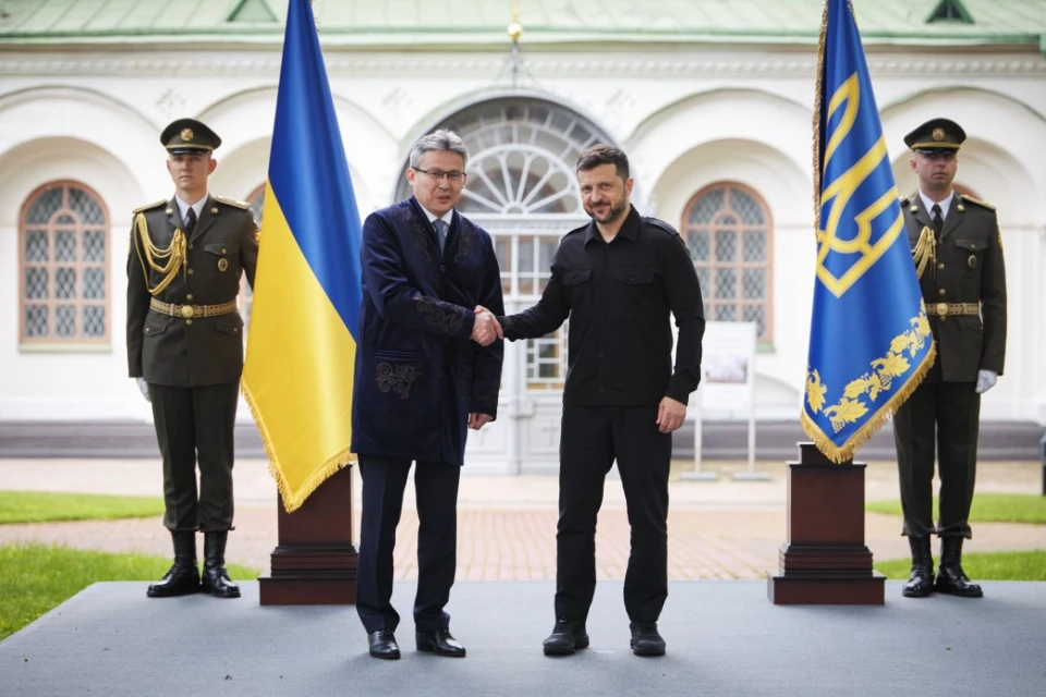 Володимир Зеленський і посол Казахстану Толєжан Барлибаєв