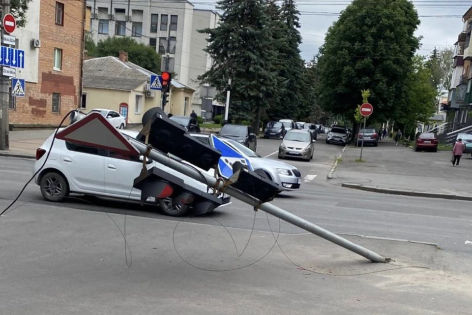 Збив світлофор і втік: у Хмельницькому затримали водія Mercedes