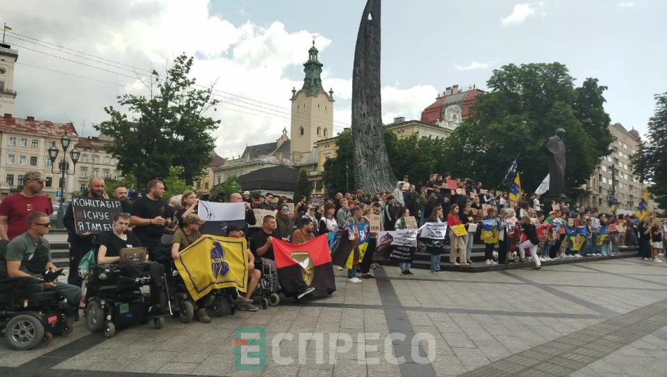 Полон вбиває, як і байдужість: у Львові рідні полонених азовців провели акцію-нагадування