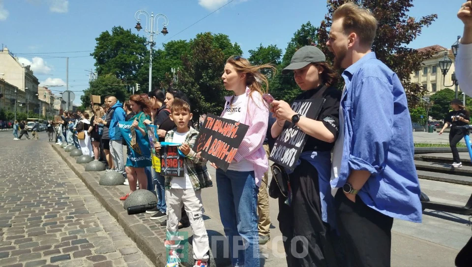 Полон вбиває, як і байдужість: у Львові рідні полонених азовців провели акцію-нагадування