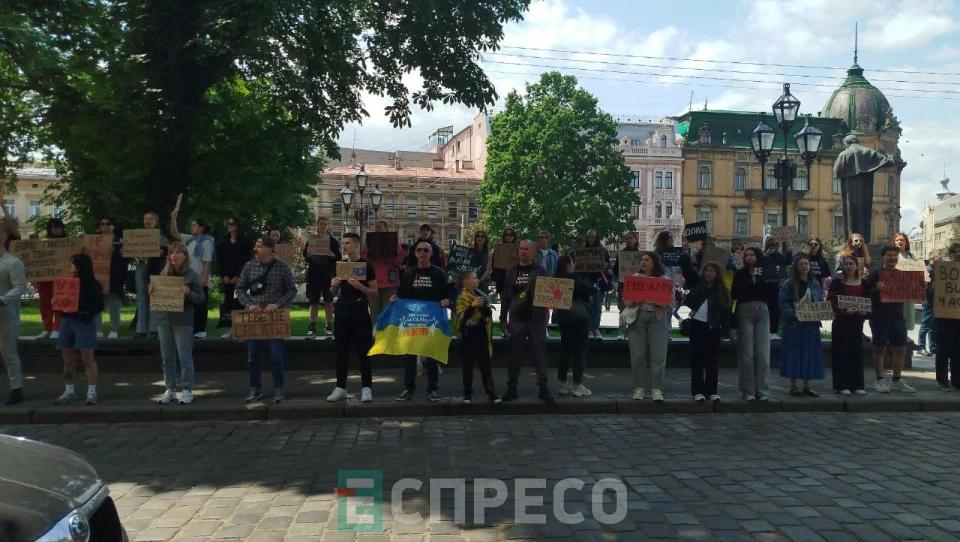 Полон вбиває, як і байдужість: у Львові рідні полонених азовців провели акцію-нагадування